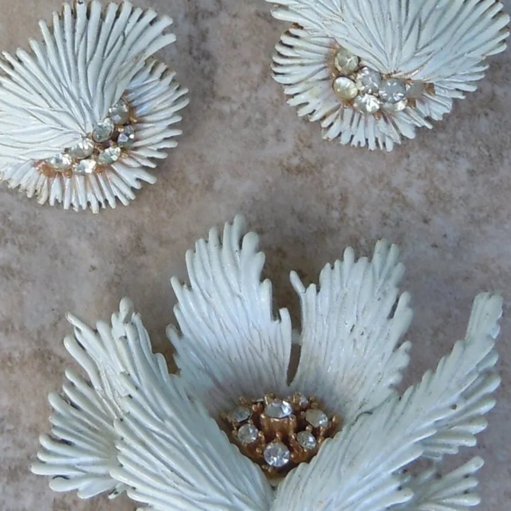 RARE Crown Trifari pin earrings broch set